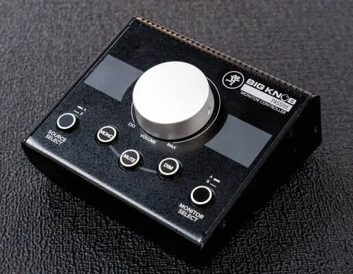 Mackie - Passive 2x2 Studio Monitor Controller 2